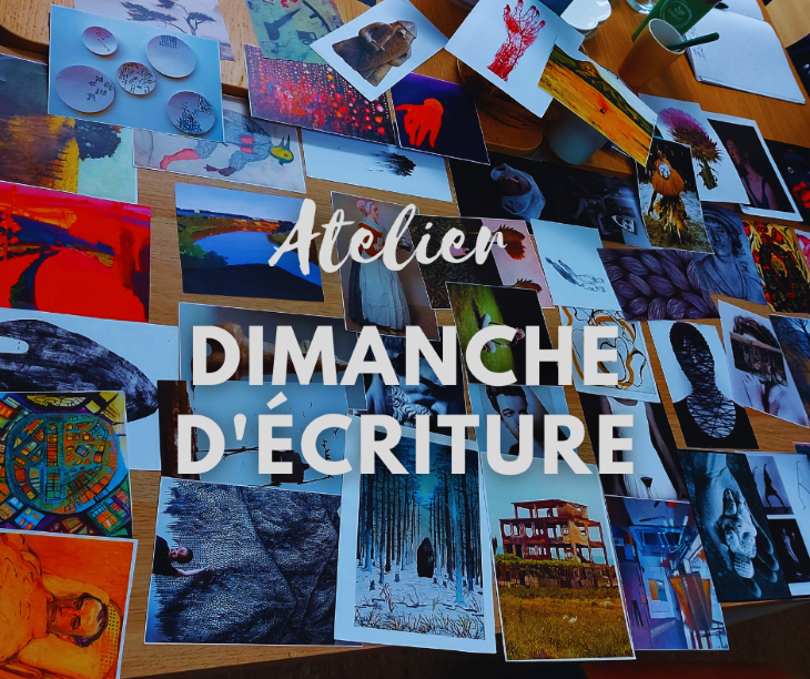 Atelier dimanche d'écriture sur une table pleine de photos et de peintures