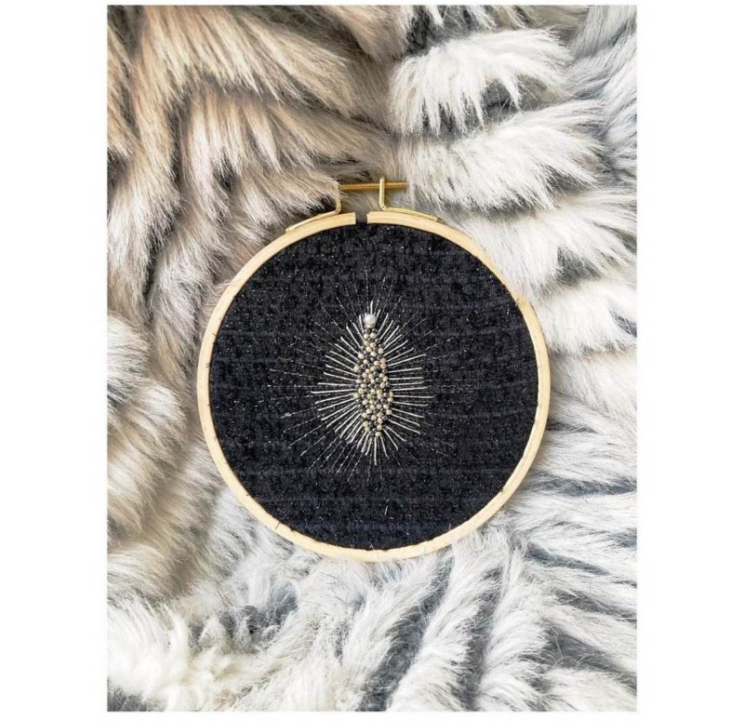 Broderie d'une vulve implicite. Par Galia Ganga