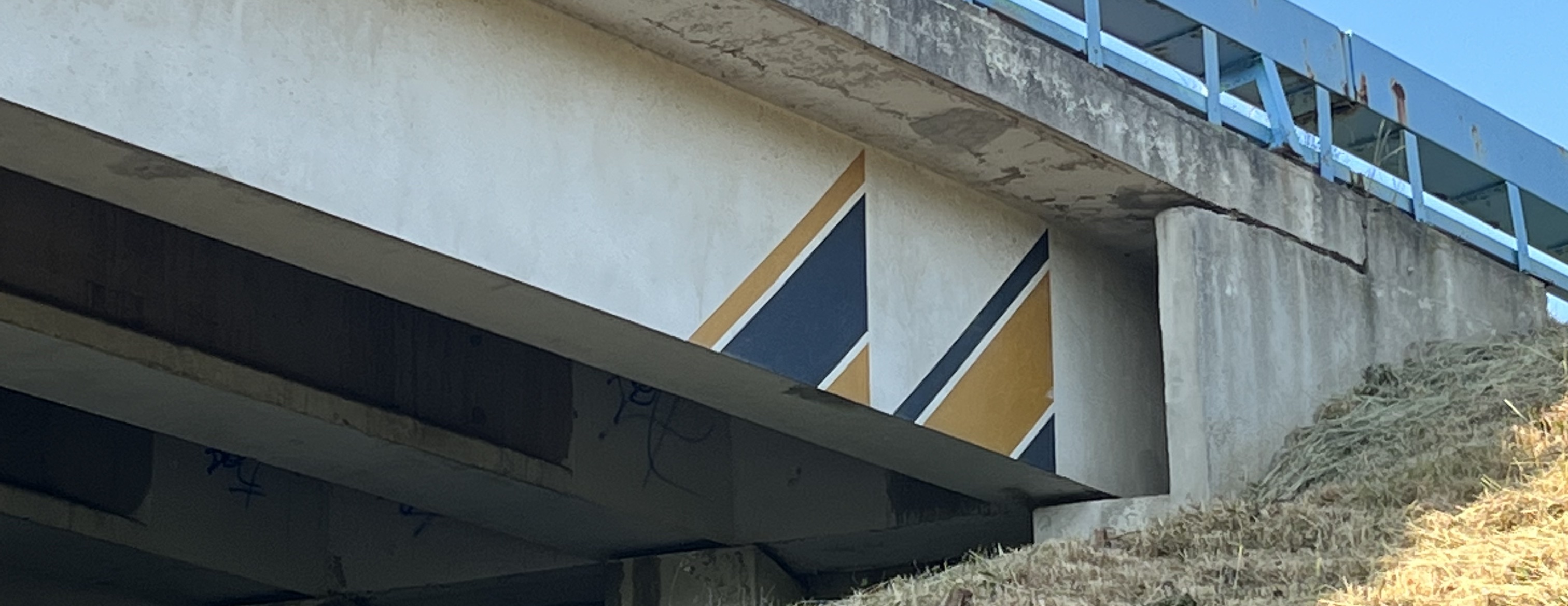 Des triangles graphiques et mystérieux ornent les ponts de la région namuroise