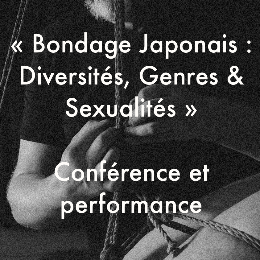 Photo en noir et blanc d’un homme attachant un autre homme avec des cordes. On peut lire le texte « Bondage Japonais : Diversités, Genres & Sexualités - Conférence et performance »