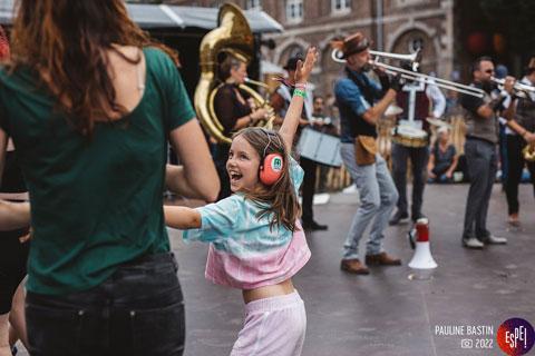 Famille qui danse devant une fanfare