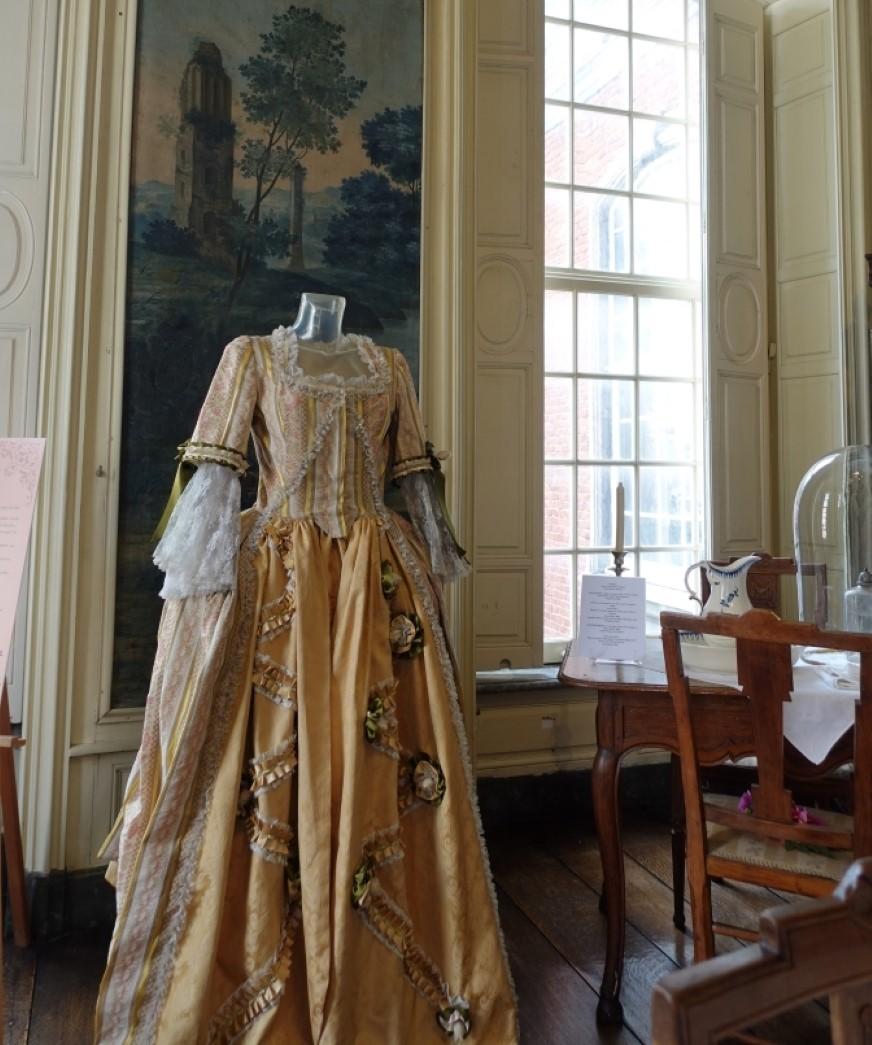 Tenues de soirée : robe jaune-beige avec motif de fleurs par endroit et dentelle 