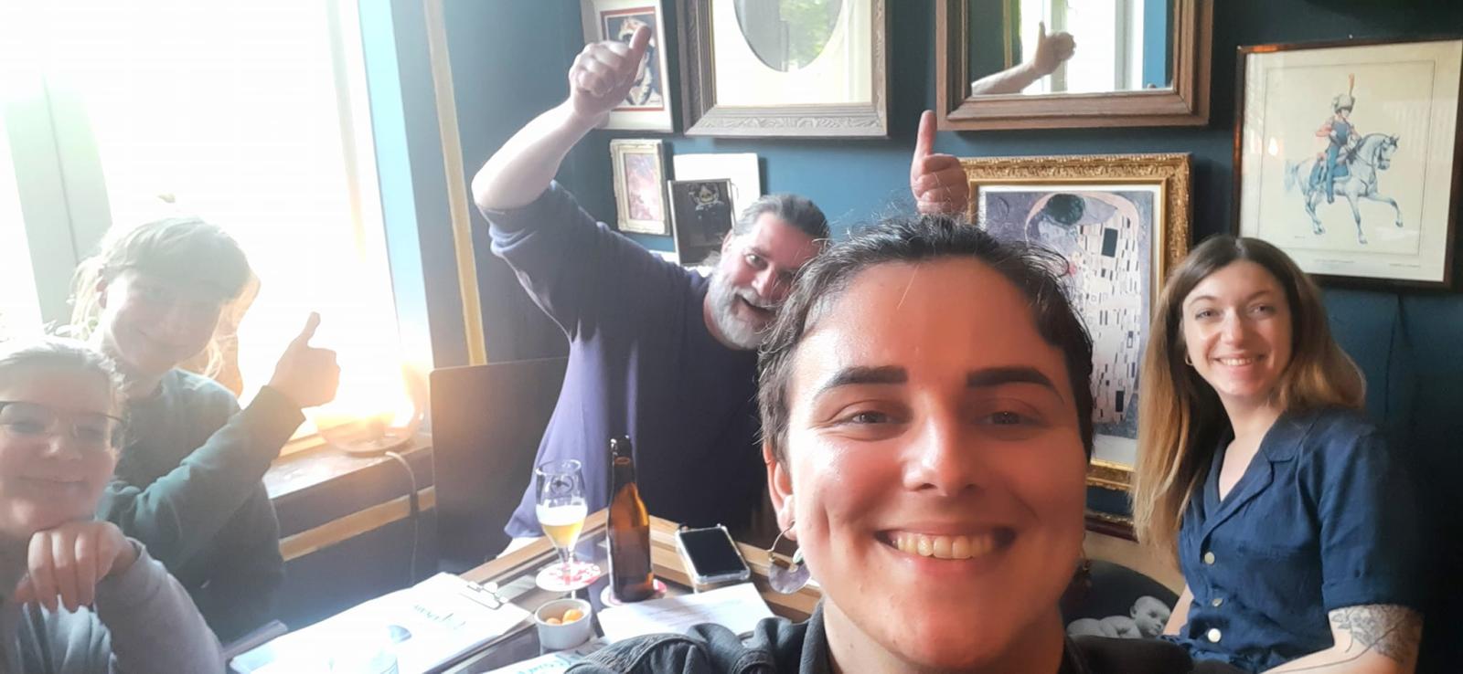 Les bénévoles autour d'une table de l'Arsène Café