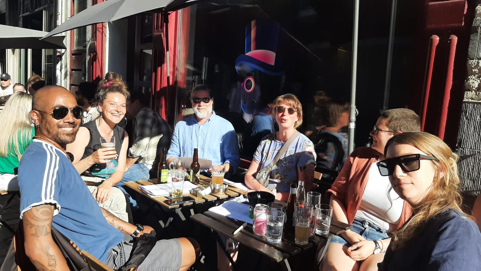 Les bénévoles autour d'une table de l'Arsène Café en terrasse