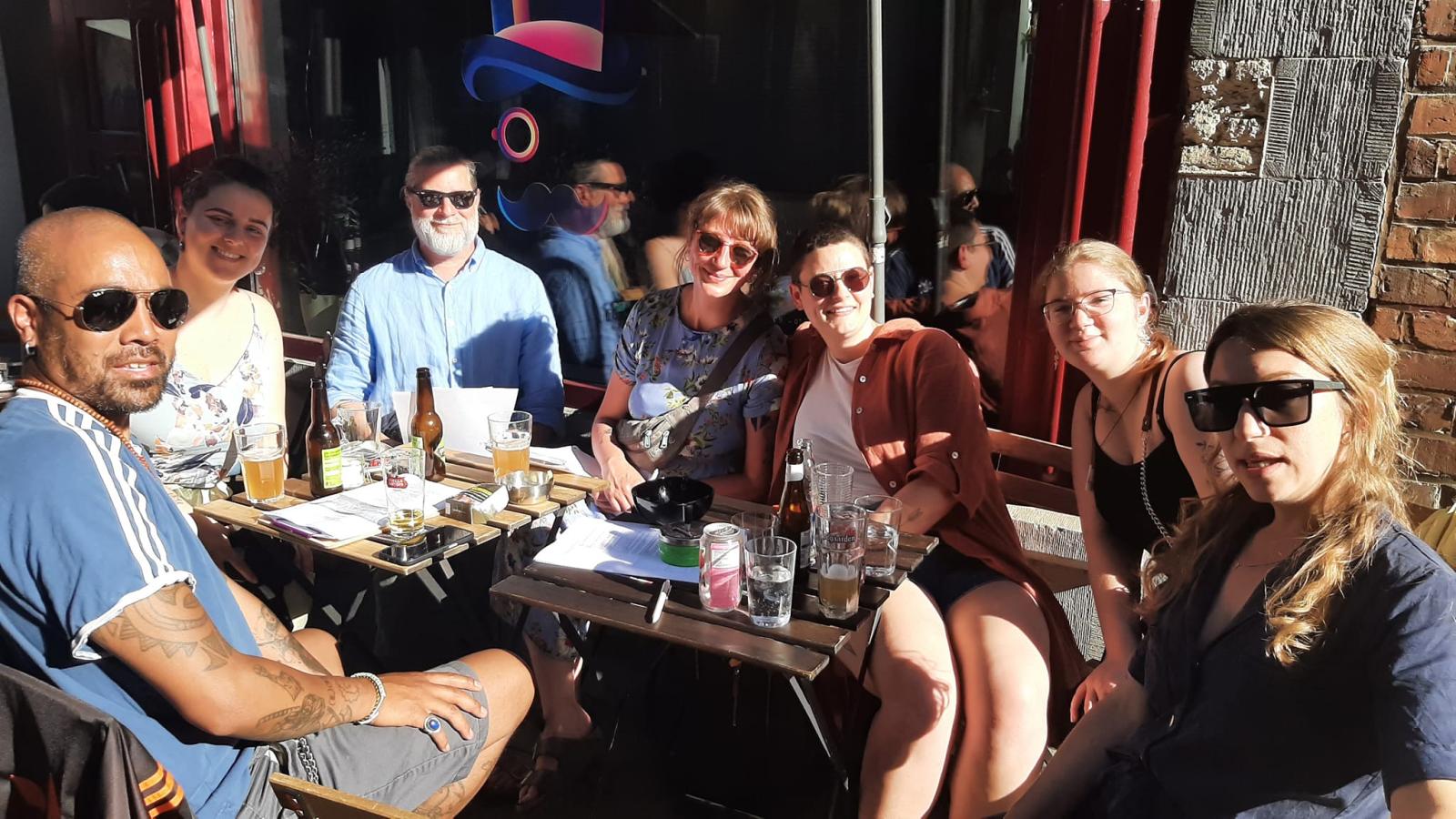Les bénévoles autour d'une table de l'Arsène Café en terrasse