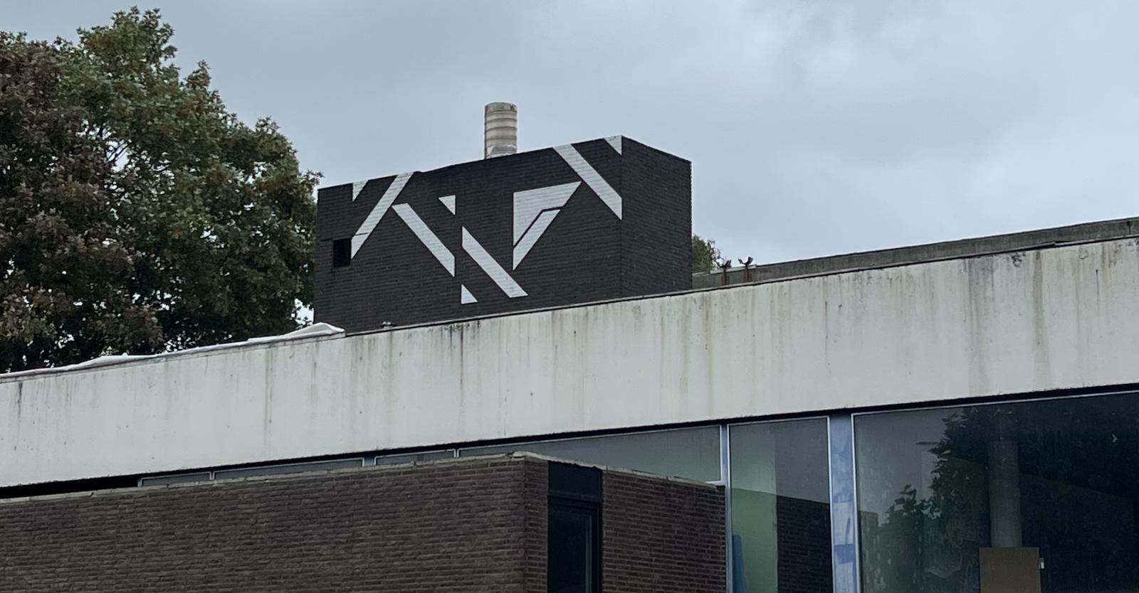 Triangles et trapèzes blancs sur une cheminée à Wépion