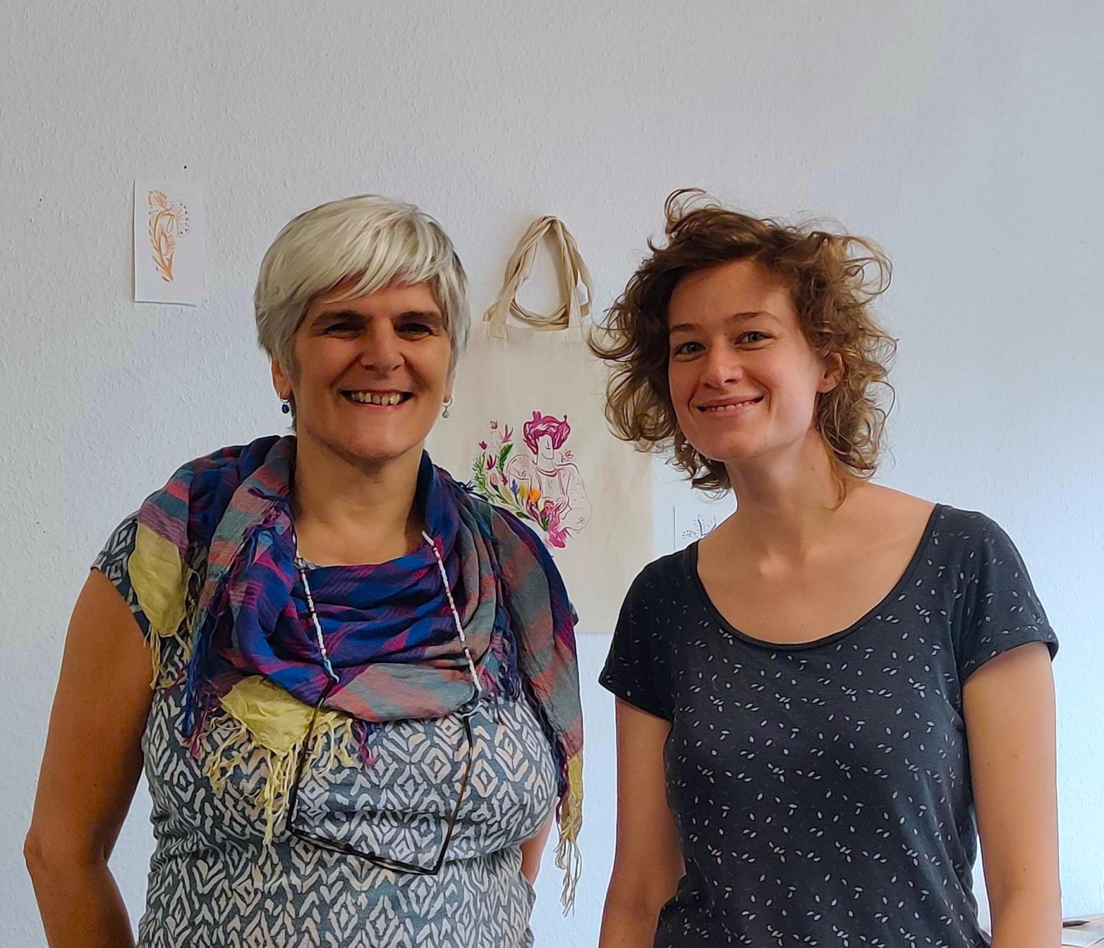 Bénédicte et Marine sourient côtes à côtes, elles posent dans leur atelier.