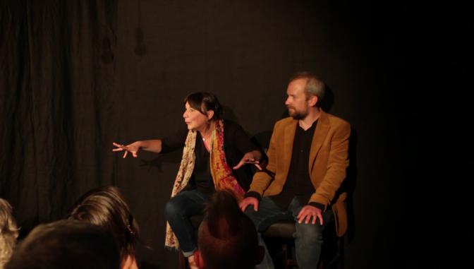 Une conteuse et un conteur occup&eacute;s &agrave; raconter une histoire