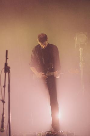 Jérôme guitariste et chanteur de Quiet qui a remis de la disto dans sa guitare pour les 30 ans de Court-Circuit (Photo : Quentin Spitaels)