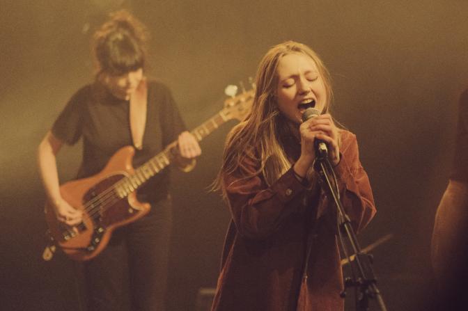 Elena Lacroix chanteuse, guitariste et fondatrice du groupe Eosine (Photo : Quentin Spitaels)