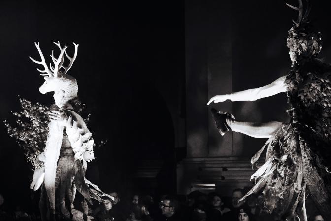 Photo de deux personnages onirique sur scène par Laurie Marcé