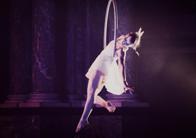 Photo d'une trapéziste sur scène par Laurie Marcé