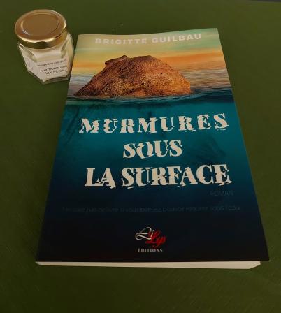 Livre et bougie "Murmures sous la surface"