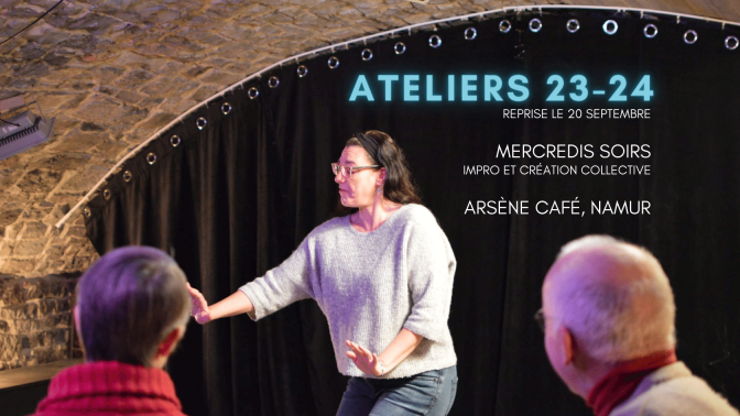 Deux personnes regardent une autre qui joue devant un rideau de scène noir. Le titre indique Ateliers 23-24, reprise le 20/09, les mercredis soirs à l'Arsène Café, Namur