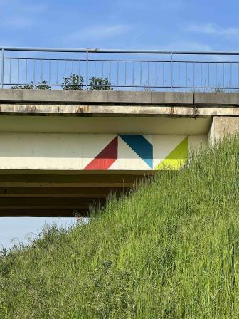 Il est composé d'un triangle et deux trapèzes, de 3 couleurs