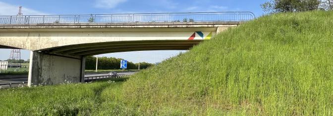 Un graff coloré, graphique, discret, sur le tablier d'un pont