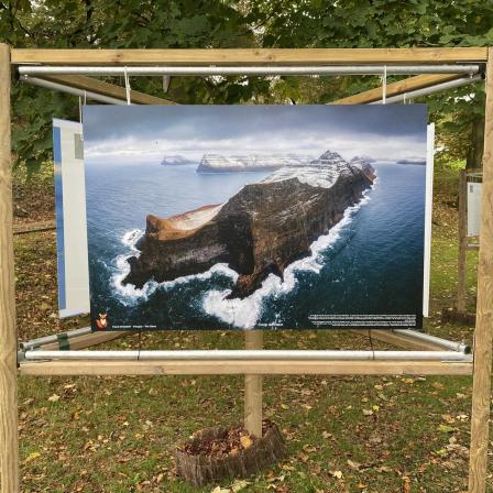 Pointe d'une île abrupte et massive impressionnante par le photographe Pawel Zygmunt lors de l'exposition du Festival International Nature Namur