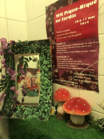 Il y a un miroir rappelant le thème de la nature. Fausses feuilles, fleurs et champignons décore joliment un petit coin des toilettes.