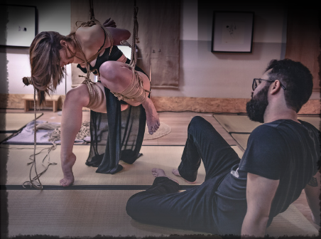 Une photo d'un instant lors d'une session de shibari entre Trenzalore et Yosh Paradoxe