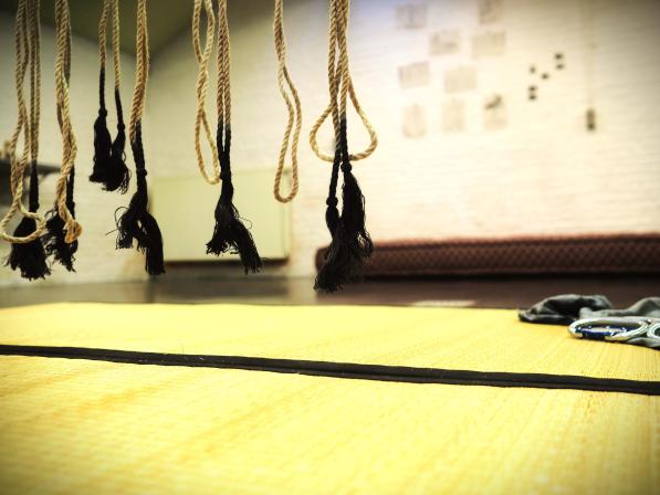 Atelier Mae, Tatamis, cordes, mousquetons