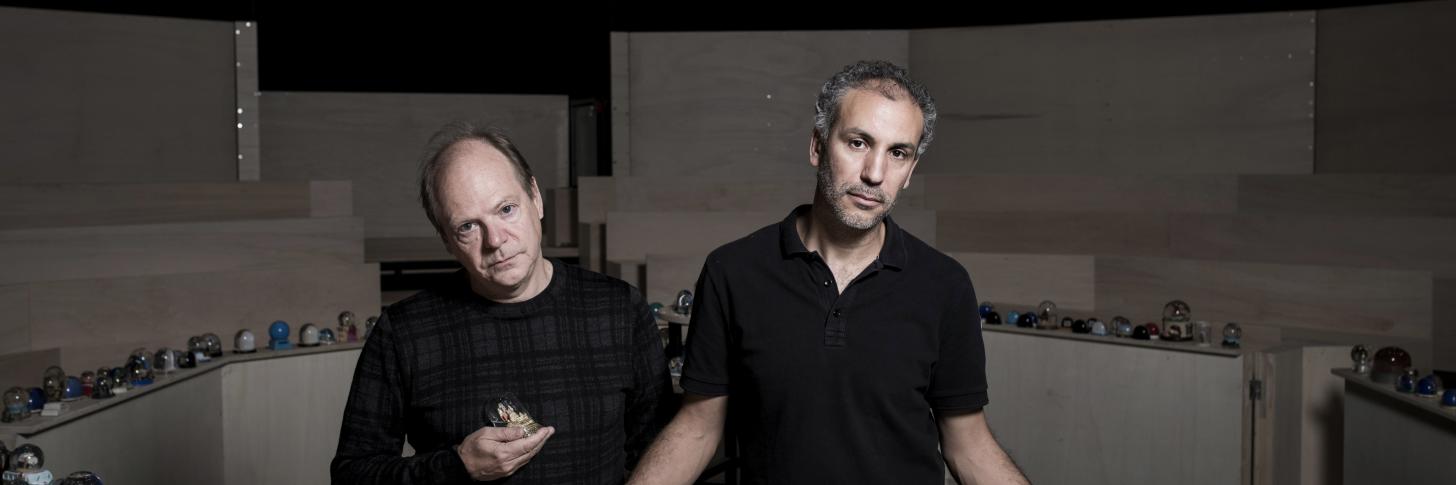 La boule &agrave; neige c&rsquo;est comme un monde miniature tenu sous une cloche, une vanit&eacute; ultime, un &eacute;l&eacute;ment kitschissime : un magnifique sujet de spectacle, plein d&rsquo;humour et d&rsquo;anecdotes, de Mohamed El Khatib et Patrick Boucheron.
