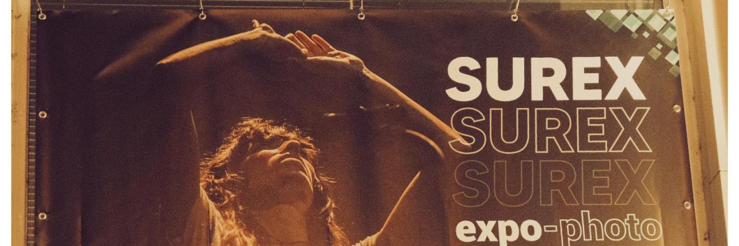 Photo en bannière : affiche de l'expo SUREX par Quentin Spitaels