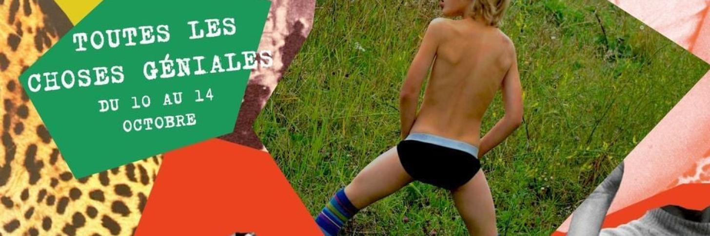 C'est la photo d'un petit garçon en caleçon pris de dos. Il semble en posture pour faire pipi dans la pelouse. L'image du garçon est intégrée dans un décor très coloré. le titre de l'oeuvre et les dates de représentation sont inscrites également.