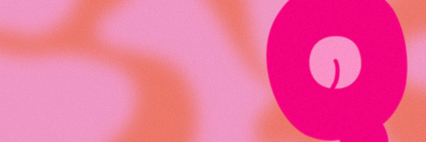 Un fond rose et orange, a l’avant plan on peut voir la lettre « Q » au centre duquel se trouve une petite paire de fesses