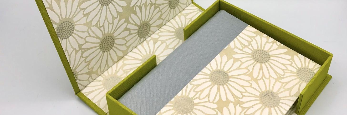 Carnet à pochettes et son coffret.