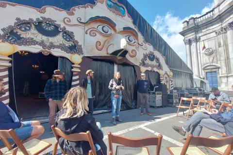 Les créateurs de l'Orgoptère tous alignés devant le chapiteau de Namur en mai