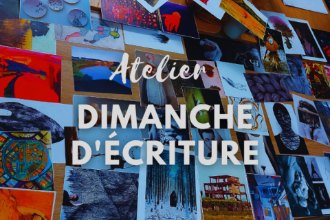 Atelier dimanche d'écriture sur une table pleine de photos et de peintures