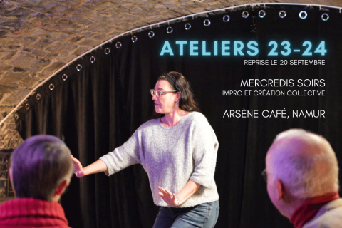 Une personne joue devant deux personnes, derrière elle un rideau de scène noir. Le titre indique Ateliers 23-24, reprise au 20 septembre 2023, les mercredis soirs à l'Arsène Café