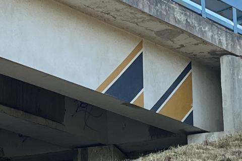 Des triangles graphiques et mystérieux ornent les ponts de la région namuroise