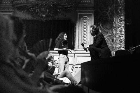 Photo d'une intervention du public avec la personne sur scène  - Photo par MV Gillard