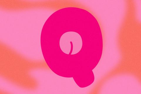 Un fond rose et orange, a l’avant plan on peut voir la lettre « Q » au centre duquel se trouve une petite paire de fesses