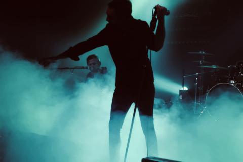 Dresscode nous offre un EP paradoxe qui mêle lumière et ombre.